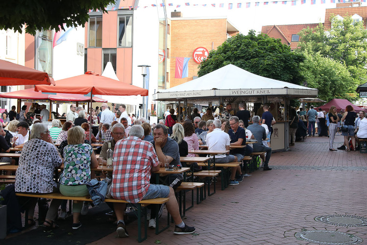 Das Weinfest läuft genauso wie das dazugehörige Getränk in die Gläser - Das sind die schönsten Bilder vom Weinfest