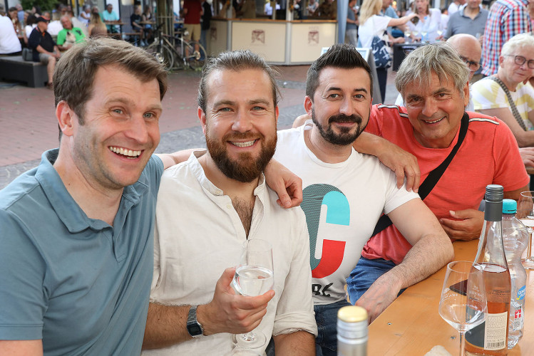 Das Weinfest läuft genauso wie das dazugehörige Getränk in die Gläser - Das sind die schönsten Bilder vom Weinfest