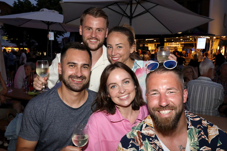 Das Weinfest läuft genauso wie das dazugehörige Getränk in die Gläser - Das sind die schönsten Bilder vom Weinfest