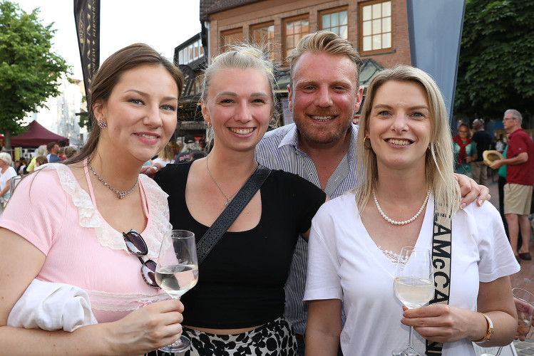 Das Weinfest läuft genauso wie das dazugehörige Getränk in die Gläser - Das sind die schönsten Bilder vom Weinfest