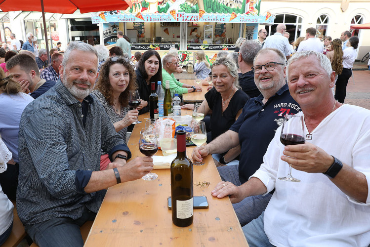 Das Weinfest läuft genauso wie das dazugehörige Getränk in die Gläser - Das sind die schönsten Bilder vom Weinfest
