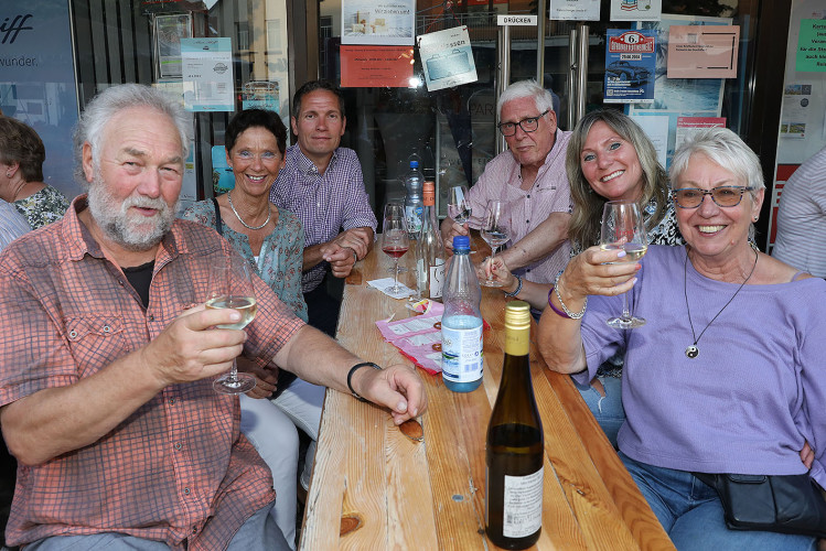 Das Weinfest läuft genauso wie das dazugehörige Getränk in die Gläser - Das sind die schönsten Bilder vom Weinfest
