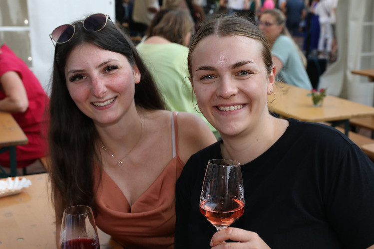 Das Weinfest läuft genauso wie das dazugehörige Getränk in die Gläser - Das sind die schönsten Bilder vom Weinfest