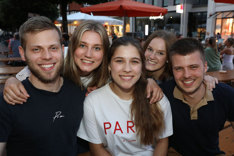Das Weinfest läuft genauso wie das dazugehörige Getränk in die Gläser - Das sind die schönsten Bilder vom Weinfest