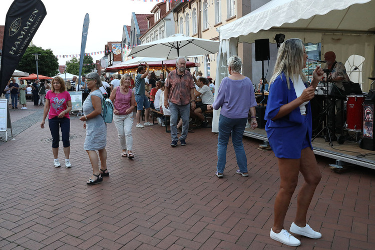 Das Weinfest läuft genauso wie das dazugehörige Getränk in die Gläser - Das sind die schönsten Bilder vom Weinfest