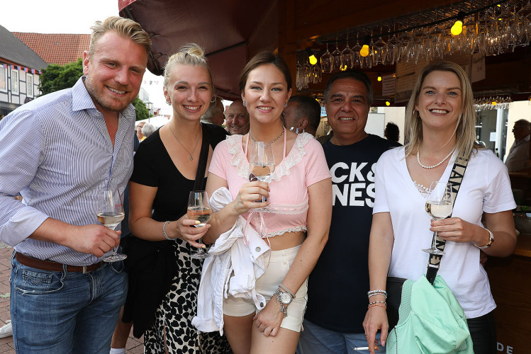Das Weinfest läuft genauso wie das dazugehörige Getränk in die Gläser - Das sind die schönsten Bilder vom Weinfest