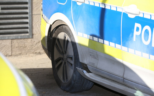 Der 21-jährige Böllerwerfer ist wieder auf freiem Fuß - Sein Motiv soll Rache gegen die Polizei gewesen sein