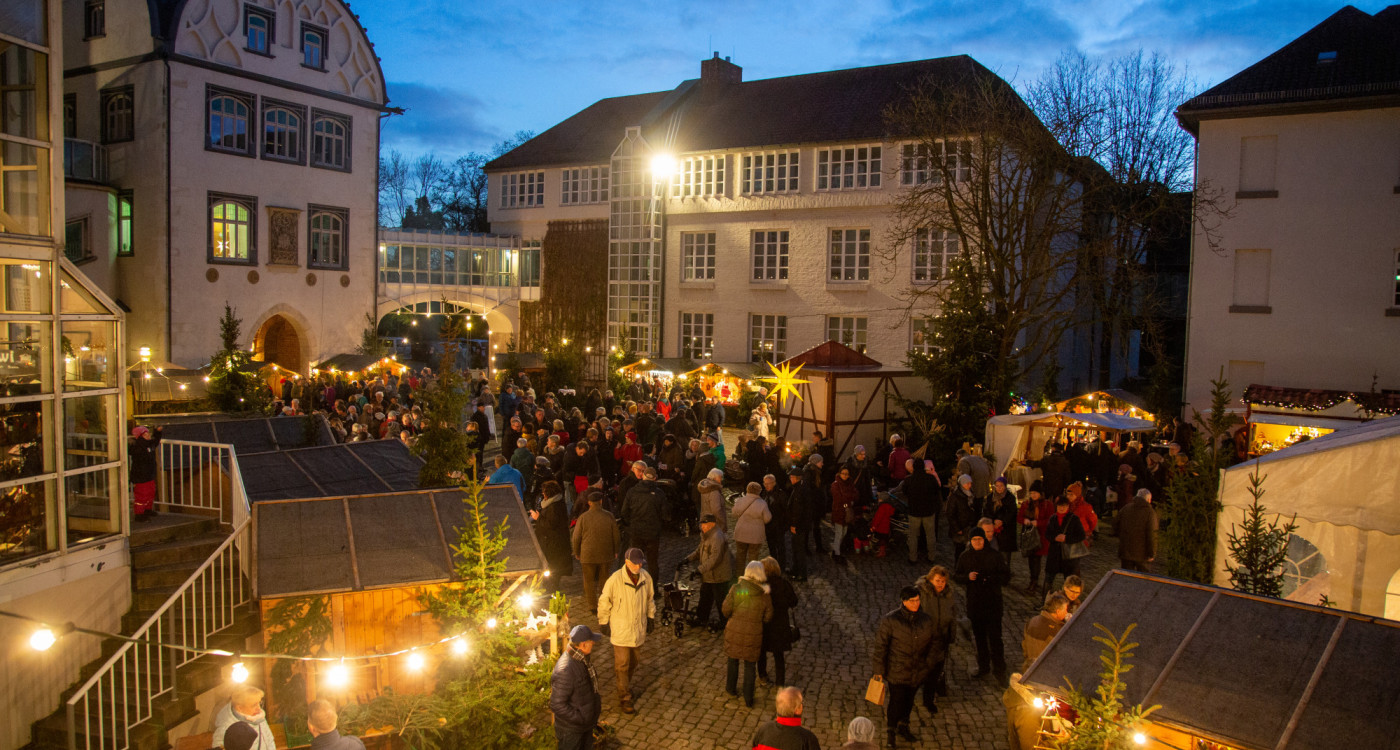 Der Duft von Tannennadeln weist den Weg: Am 2. und 3. Dezember lädt die Kreisverwaltung zum Schlossmarkt zum Advent