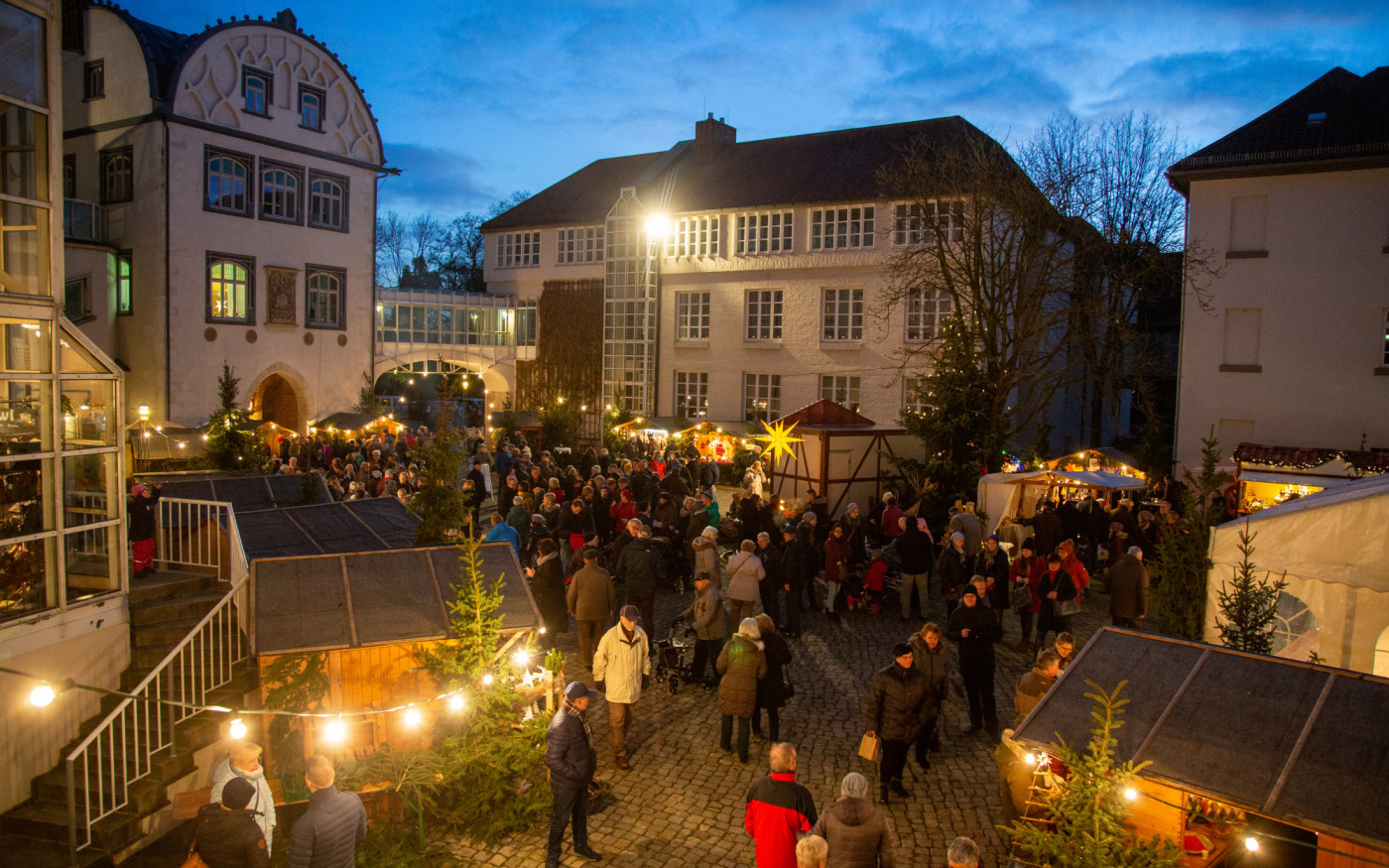 Der Duft von Tannennadeln weist den Weg: Am 2. und 3. Dezember lädt die Kreisverwaltung zum Schlossmarkt zum Advent
