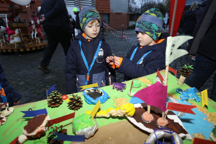 Der Gifhorner Kinderadventsmarkt: Das Karussell sorgt für leuchtende Augen