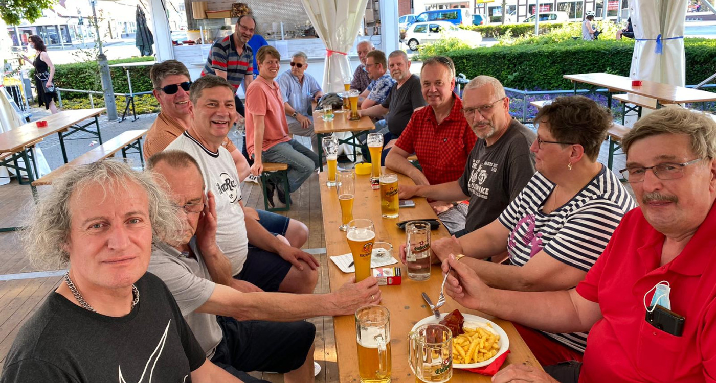 Der neue Biergarten auf Gifhorns Schillerplatz bleibt noch zwei Wochenenden länger
