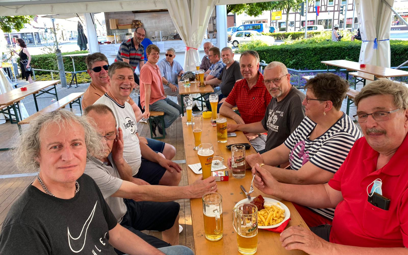 Der neue Biergarten auf Gifhorns Schillerplatz bleibt noch zwei Wochenenden länger
