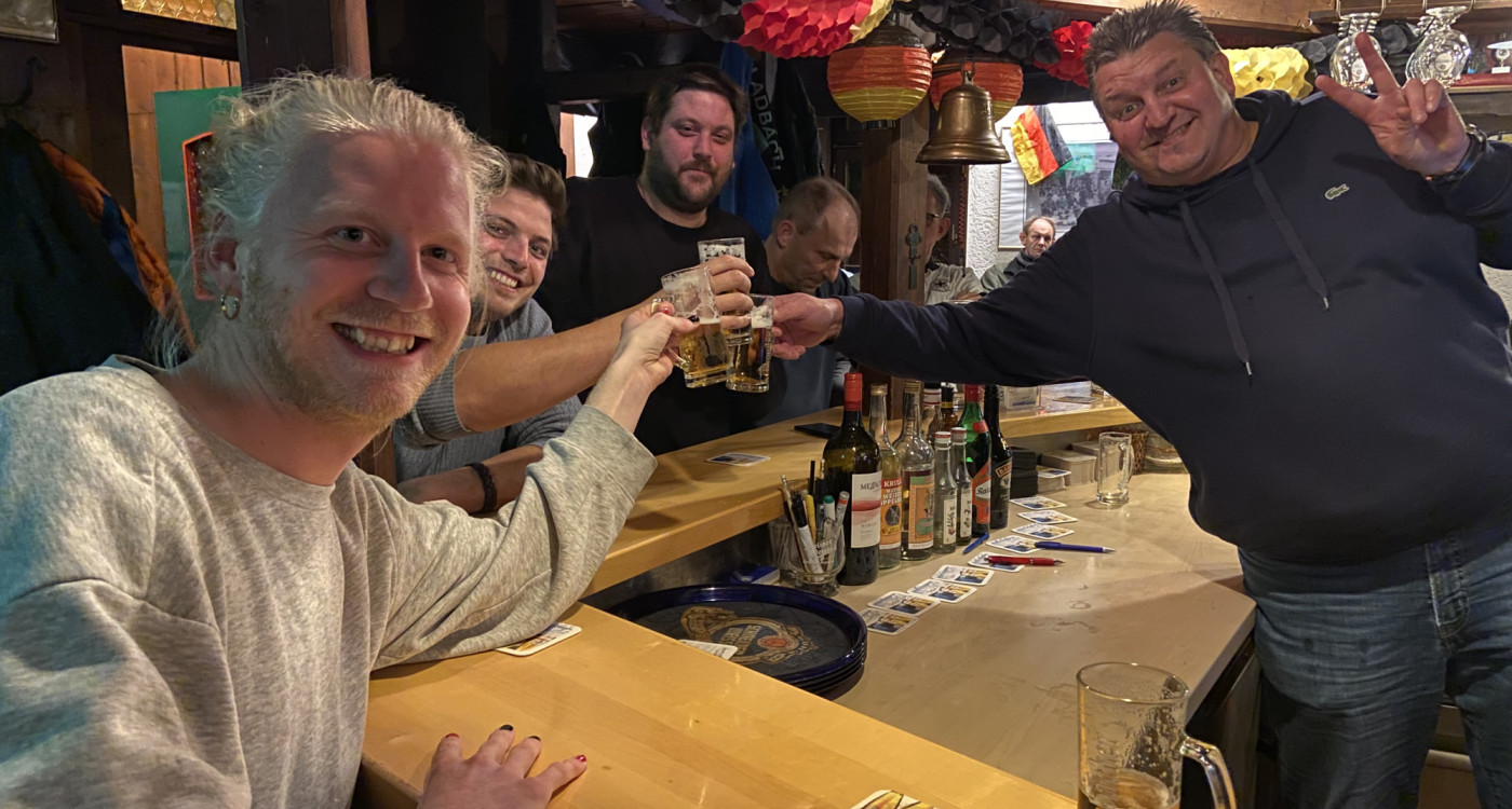 Deutschland egal, Kneipe sakral: KURT-Trinkviel Malte Schönfeld und seine Begleitung besuchen zum WM-Auftakt der deutschen Nationalelf das herrliche Alt Gifhorn