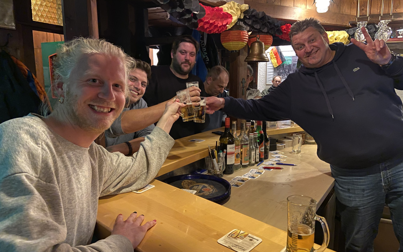 Deutschland egal, Kneipe sakral: KURT-Trinkviel Malte Schönfeld und seine Begleitung besuchen zum WM-Auftakt der deutschen Nationalelf das herrliche Alt Gifhorn