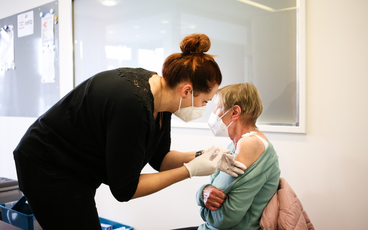 Die Aktion finden wir gut - Mieterinnen und Mieter der GWG lassen sich von mobilem Impfteam pieksen