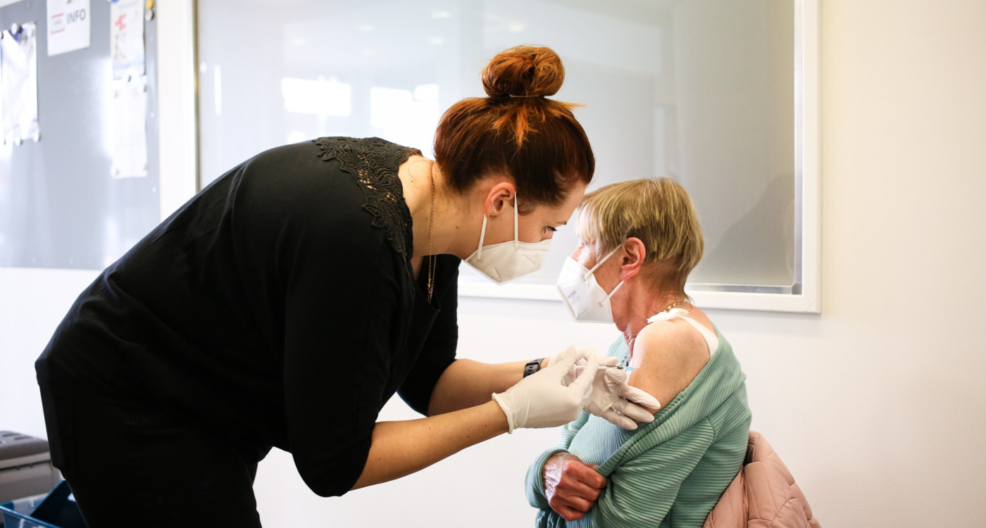 Die Aktion finden wir gut - Mieterinnen und Mieter der GWG lassen sich von mobilem Impfteam pieksen