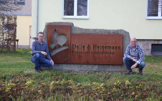 Die Fichte muss fallen, damit der Pool passt - Delle und Heinemann sind für Garten- und Landschaftsbau jeder Art zuständig