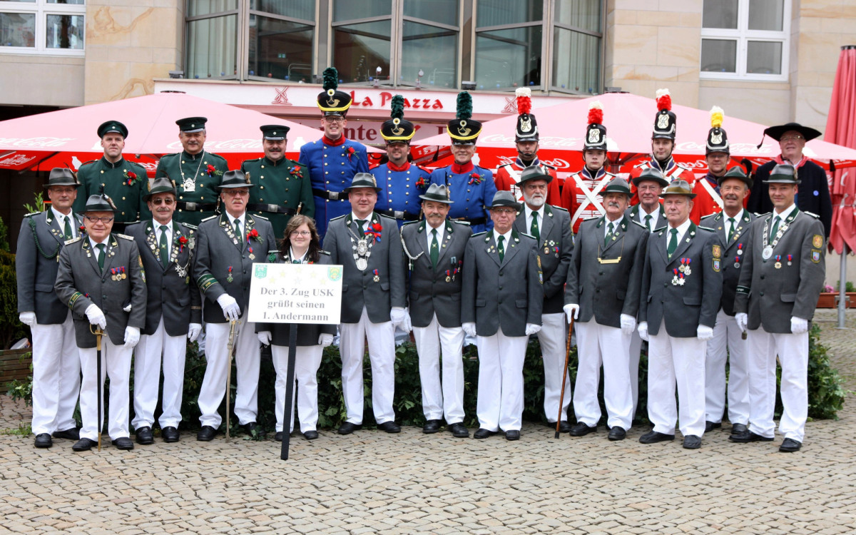 Die jungen Brüder in den alten Uniformen - Um die Traditionsuniformen zu präsentieren, hilft der 9. Zug beim 3. Zug USK aus