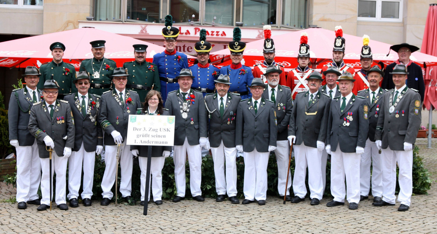 Die jungen Brüder in den alten Uniformen - Um die Traditionsuniformen zu präsentieren, hilft der 9. Zug beim 3. Zug USK aus
