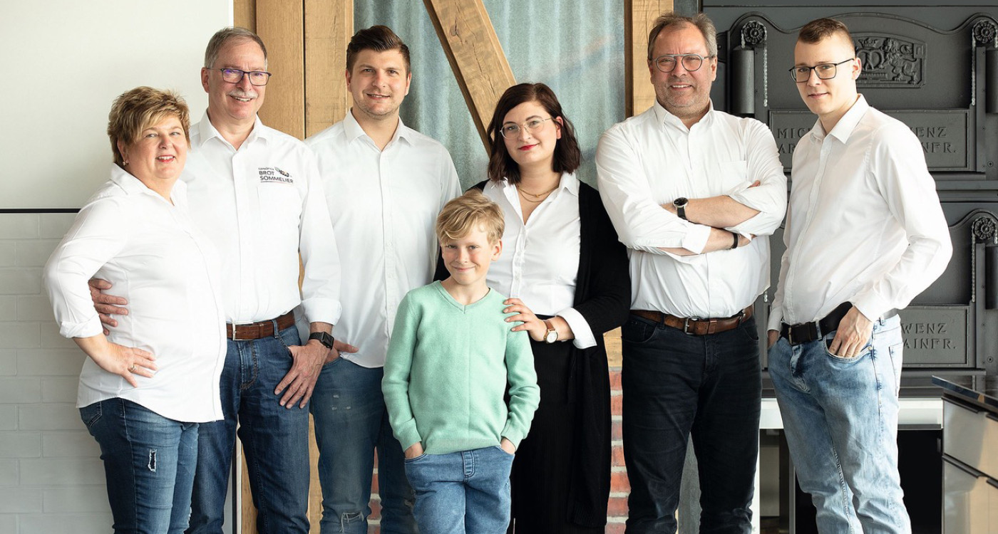 Die nächsten Ideen stehen schon im Ofen: Glücklich blickt das Team der Wahrenholzer Heidebäckerei Meyer auf 2025 zurück