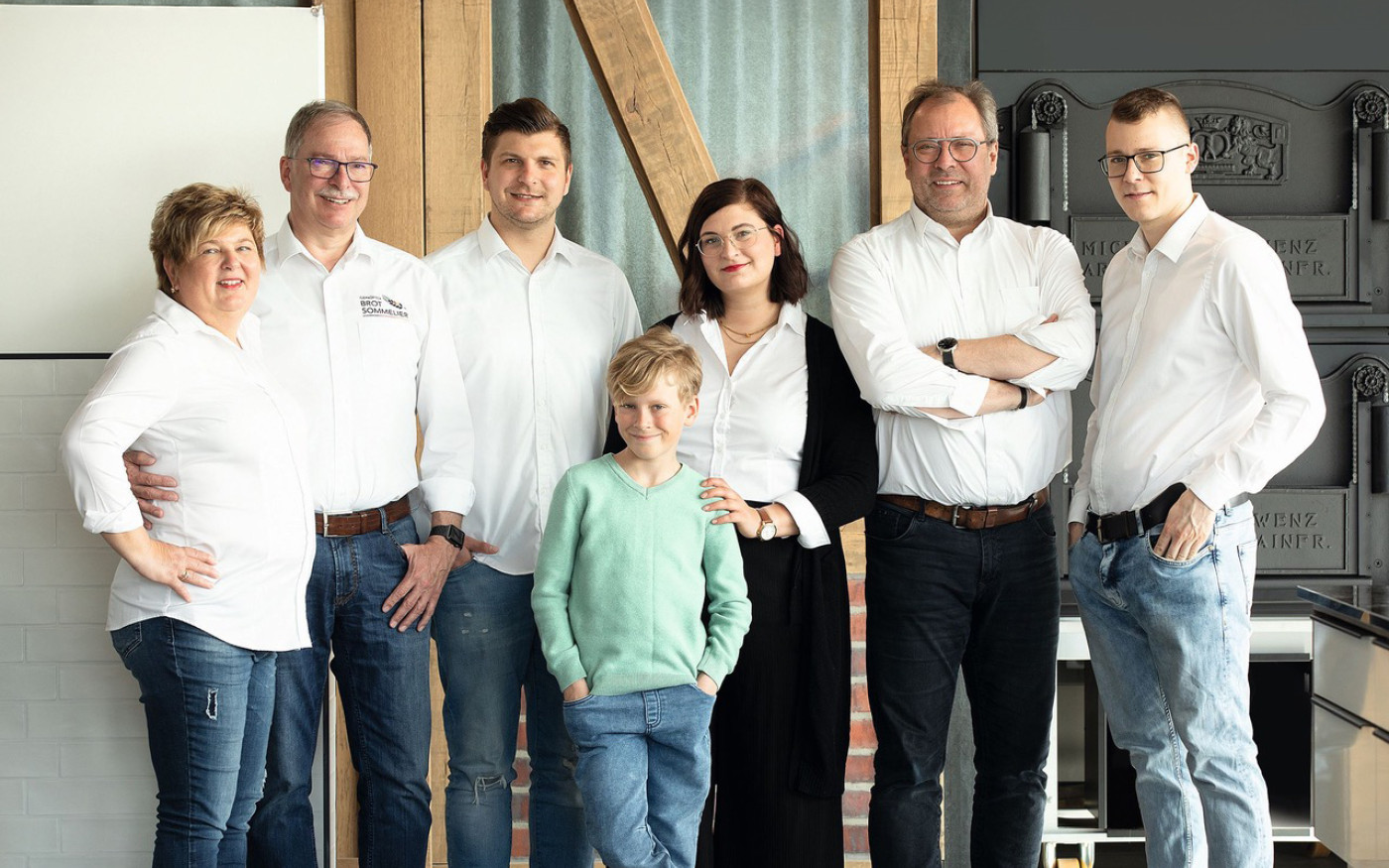 Die nächsten Ideen stehen schon im Ofen: Glücklich blickt das Team der Wahrenholzer Heidebäckerei Meyer auf 2025 zurück