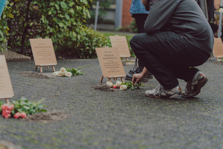 Die NS-Ideologie ist tödlicher Schwachsinn - Zehn weitere Stolpersteine erinnern auf dem Gelände der Diakonie in Kästorf
