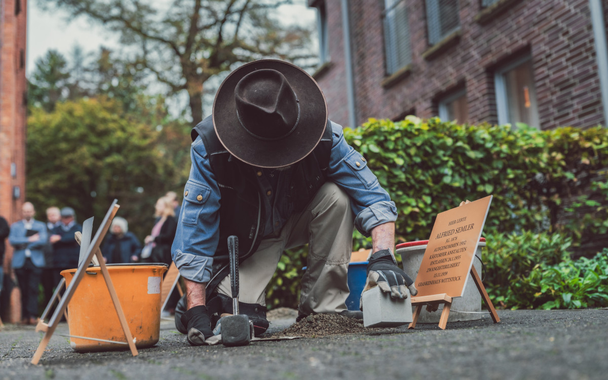 Die NS-Ideologie ist tödlicher Schwachsinn - Zehn weitere Stolpersteine erinnern auf dem Gelände der Diakonie in Kästorf