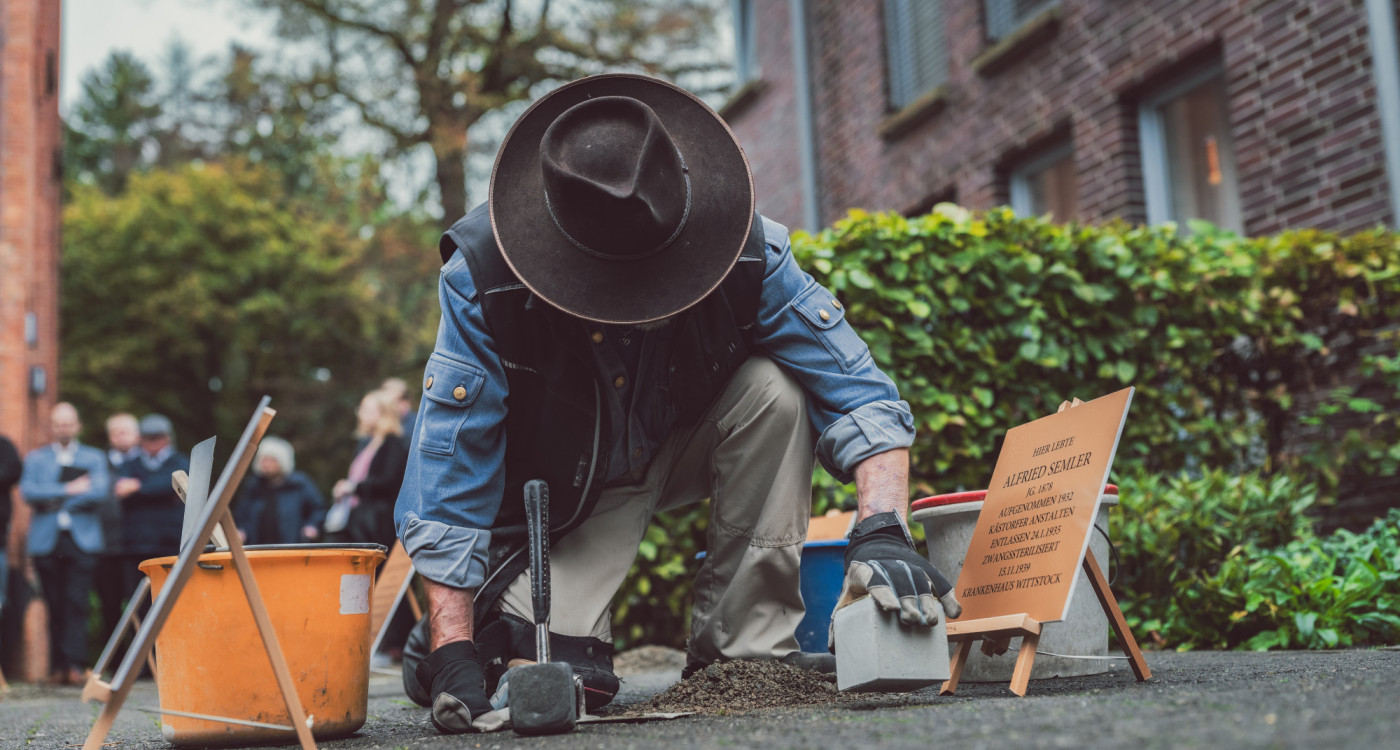 Die NS-Ideologie ist tödlicher Schwachsinn - Zehn weitere Stolpersteine erinnern auf dem Gelände der Diakonie in Kästorf