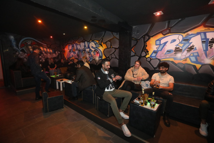 Die schönsten Fotos von der großen Eröffnung: Limi's Bar lockt nach Totalumbau mit großer Tanzfläche in die Lindenstraße 28 in Gifhorn