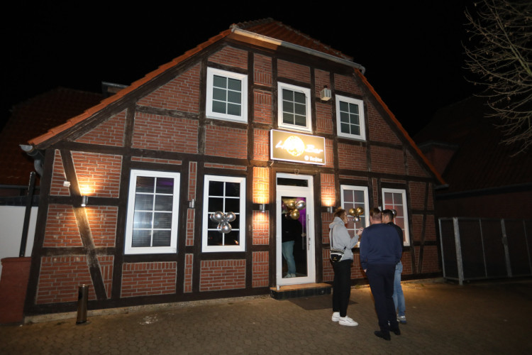 Die schönsten Fotos von der großen Eröffnung: Limi's Bar lockt nach Totalumbau mit großer Tanzfläche in die Lindenstraße 28 in Gifhorn