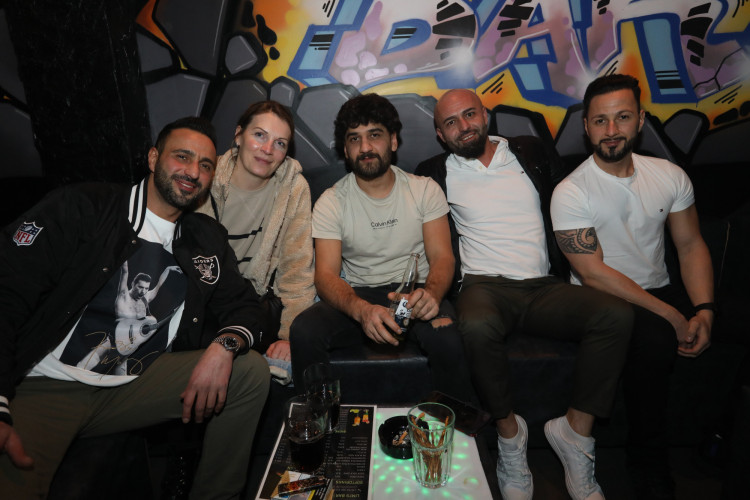 Die schönsten Fotos von der großen Eröffnung: Limi's Bar lockt nach Totalumbau mit großer Tanzfläche in die Lindenstraße 28 in Gifhorn