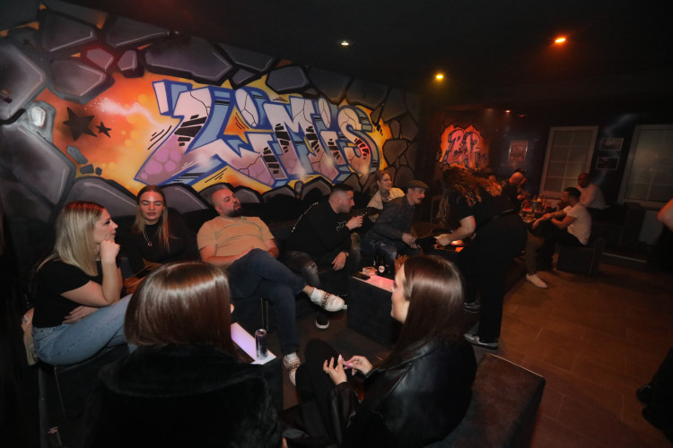 Die schönsten Fotos von der großen Eröffnung: Limi's Bar lockt nach Totalumbau mit großer Tanzfläche in die Lindenstraße 28 in Gifhorn