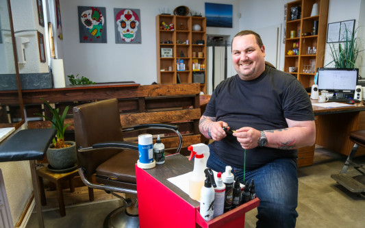 Die Tätowierbar ist jetzt im Kultbahnhof: In Jens Drangmeisters neuem Tattoo-Studio fühlen sich alle Altersklassen wohl