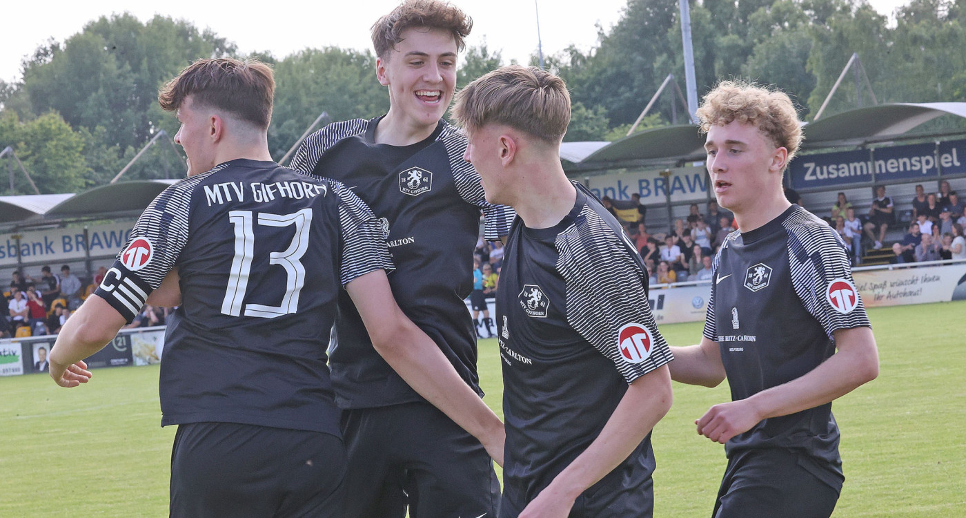 Die U17-Fußballer des MTV Gifhorn krönen ihre perfekte Saison – und Coach Wimmer verliert sein Haupthaar
