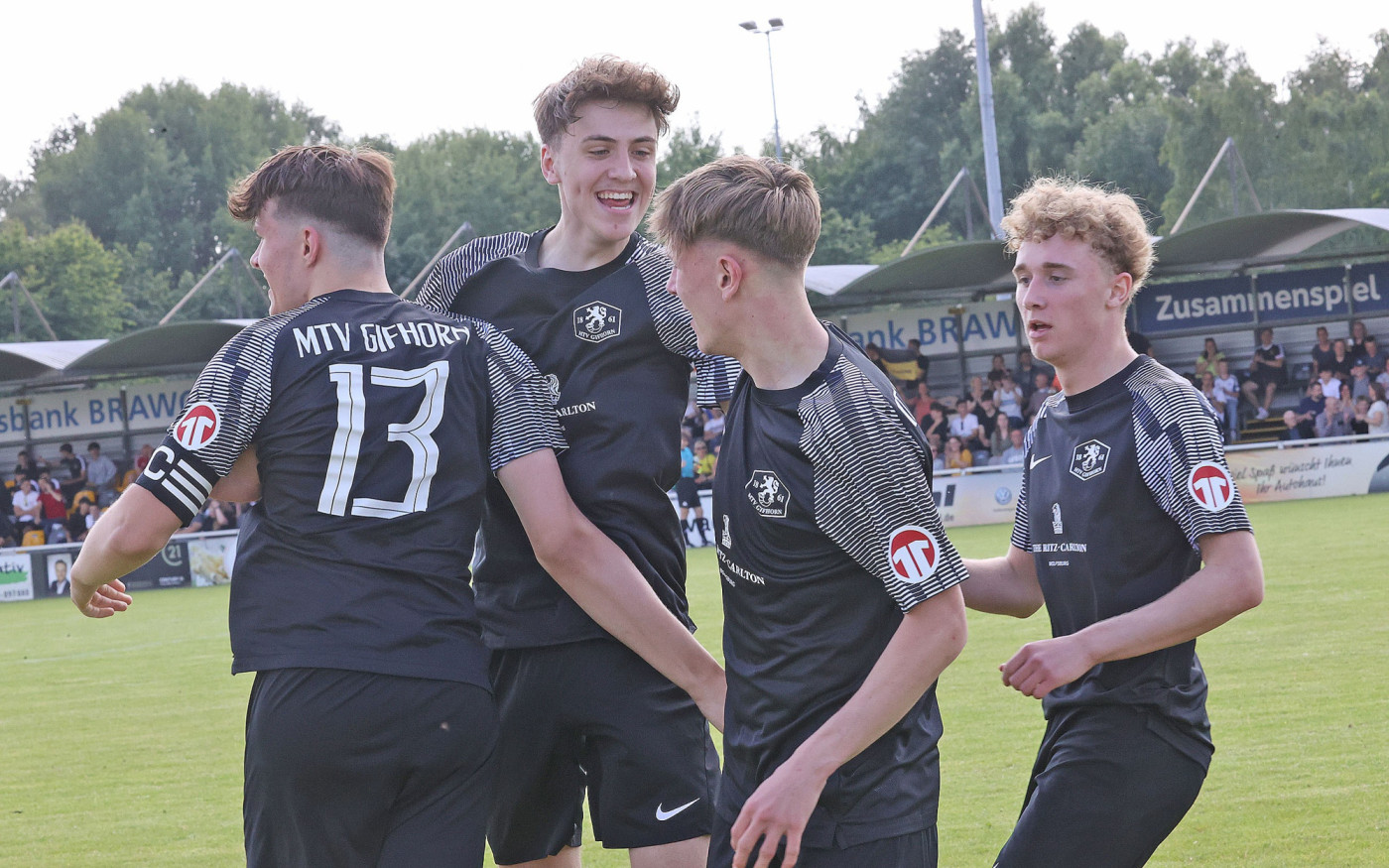 Die U17-Fußballer des MTV Gifhorn krönen ihre perfekte Saison – und Coach Wimmer verliert sein Haupthaar