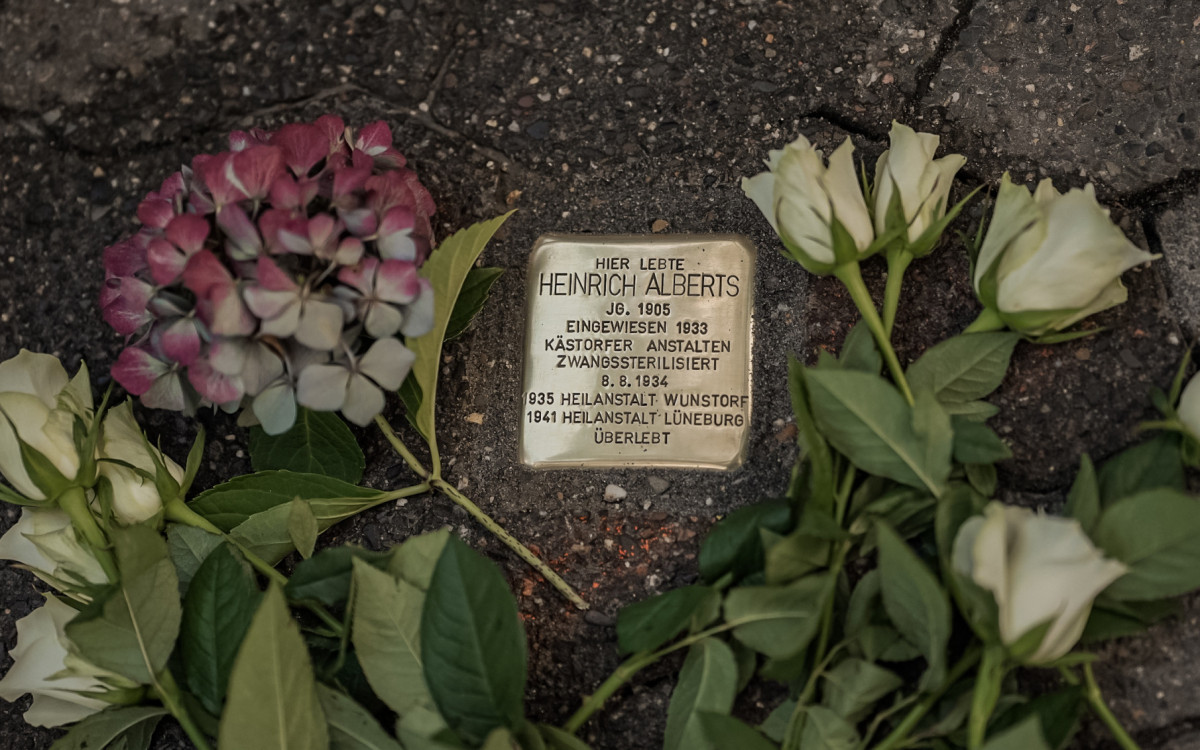 Die Würde des Menschen ist tastbar - Zur Verlegung der ersten Stolpersteine in Gifhorn müssen wir uns fragen: Reicht das?