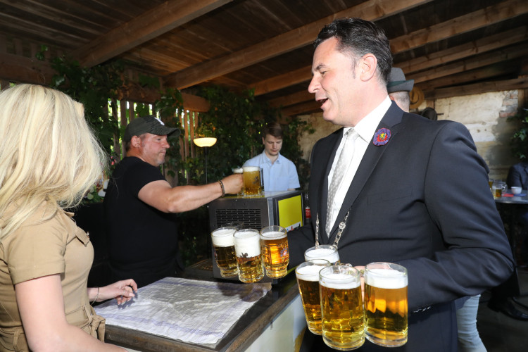 Diese Scheibe ist eine Erde: Gifhorns Schützenkönig Bastian Till Nowak empfängt rund 200 Gäste zur Übergabe seiner Königsscheibe – mit KURT-Bildergalerie