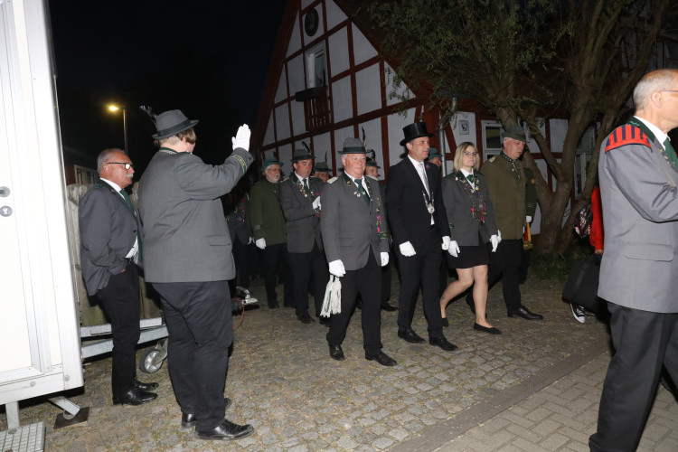 Diese Scheibe ist eine Erde: Gifhorns Schützenkönig Bastian Till Nowak empfängt rund 200 Gäste zur Übergabe seiner Königsscheibe – mit KURT-Bildergalerie