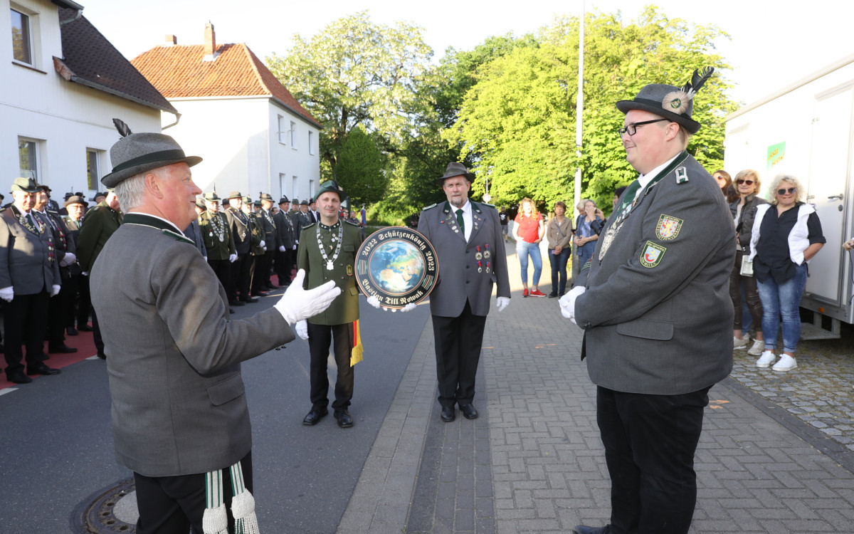Diese Scheibe ist eine Erde: Gifhorns Schützenkönig Bastian Till Nowak empfängt rund 200 Gäste zur Übergabe seiner Königsscheibe – mit KURT-Bildergalerie