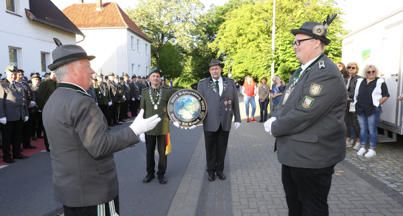 Diese Scheibe ist eine Erde: Gifhorns Schützenkönig Bastian Till Nowak empfängt rund 200 Gäste zur Übergabe seiner Königsscheibe – mit KURT-Bildergalerie