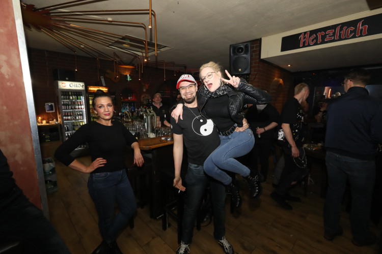 Discofox und Karaoke - Wir zeigen Euch die schönsten Bilder von Gifhorns Kneipen beim Feiern in den Mai