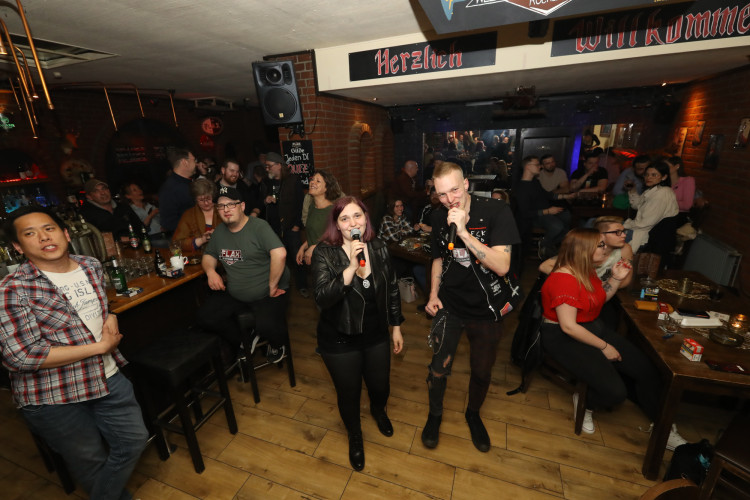 Discofox und Karaoke - Wir zeigen Euch die schönsten Bilder von Gifhorns Kneipen beim Feiern in den Mai