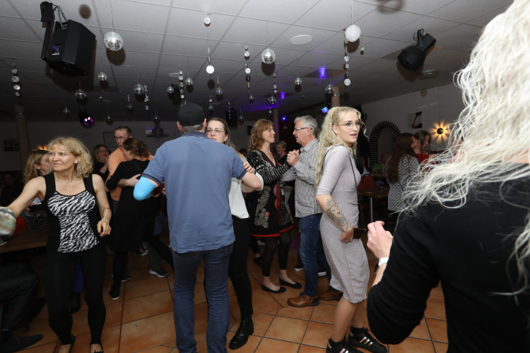 Discofox und Karaoke - Wir zeigen Euch die schönsten Bilder von Gifhorns Kneipen beim Feiern in den Mai