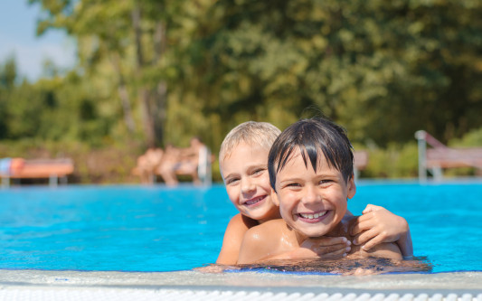 DJ-Musik, Pommes und Planschen bei Gifhorns Pool-Party: Die Allerwelle und FBZ Grille laden ein