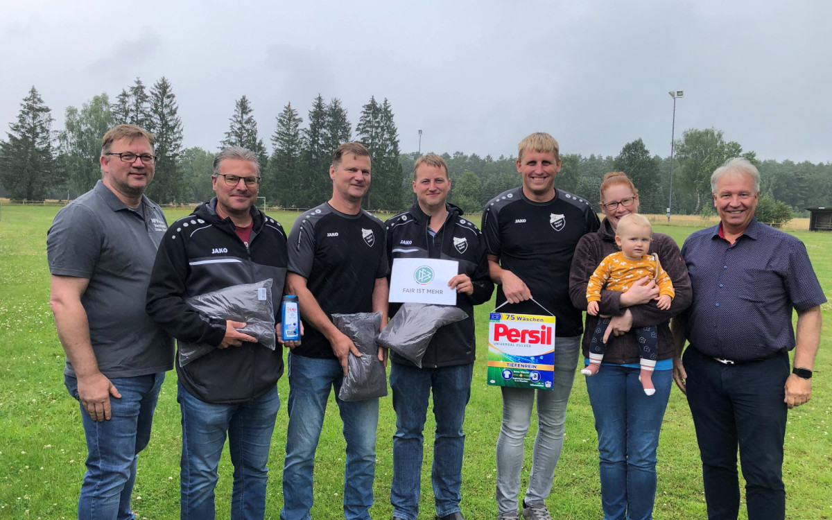 Doppelgänger-Duell: SC Hagen-Bokel leiht SG Brechtorf-Hoitlingen III Trikots und wird für Fairplay geehrt