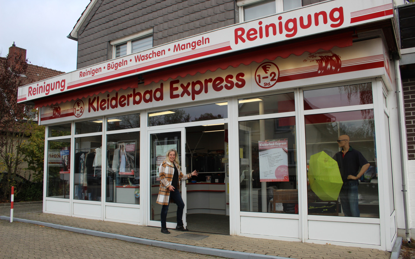 Dreck weg und Fleckenfrust adé: Reinigung Becker wäscht, bügelt und mangelt Textilien im Kleiderbad-Express