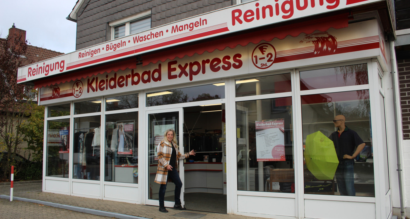 Dreck weg und Fleckenfrust adé: Reinigung Becker wäscht, bügelt und mangelt Textilien im Kleiderbad-Express