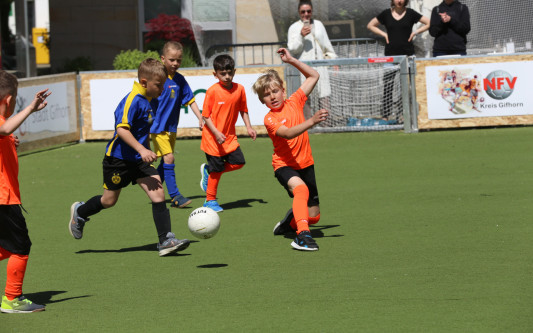 Dribblings, Tore, Tunnel: Schon beim Start begeistert das Minikicker-Turnier auf dem Gifhorner Marktplatz