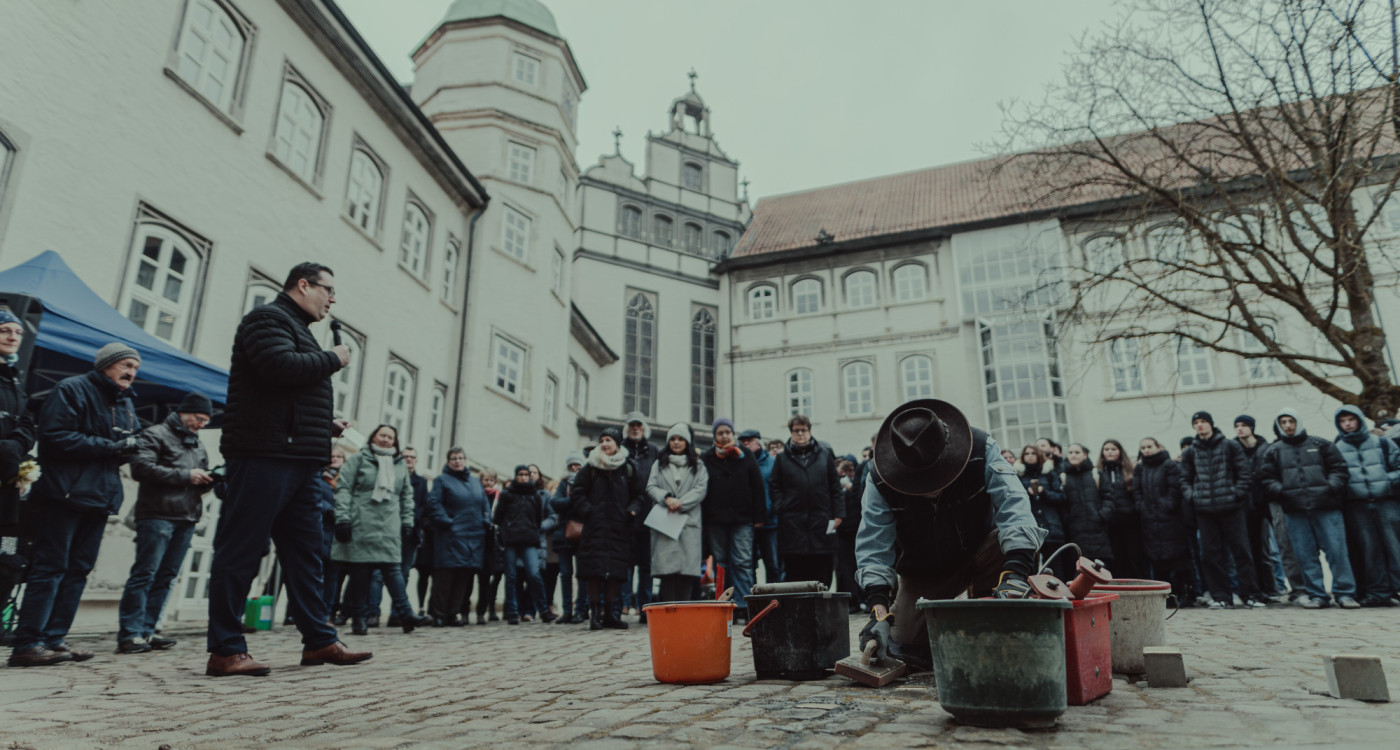 Dunkle Tropfen auf goldenen Mahnmalen: Bewegende Augenblicke beim Verlegen der neuen Stolpersteine im Gifhorner Schlosshof und in Kästorf