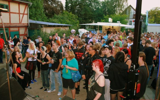 Durch den Glitzervorhang in eine andere Sphäre - Altstadtfest-Rückblick: So war das damals in Gifhorns sagenhafter Zickengasse